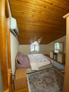 Ein Bett oder Betten in einem Zimmer der Unterkunft Ahşap lüks daire (kemer merkez)