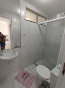 Vannas istaba naktsmītnē Apartamento Condominio Caminho dos Ventos