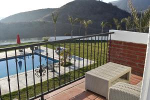 Tầm nhìn ra hồ bơi gần/tại Viñas del Castillo