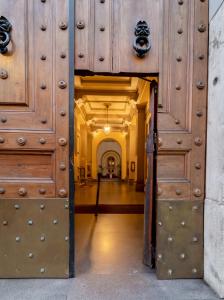 un ingresso a una camera con porta in legno di I LOVE ROMA Guest House a Roma