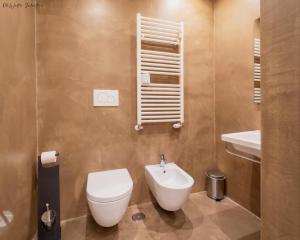 bagno con servizi igienici e lavandino di I LOVE ROMA Guest House a Roma