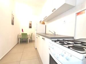 Kuchyň nebo kuchyňský kout v ubytování Top 10-1 bedroom apt/terrace