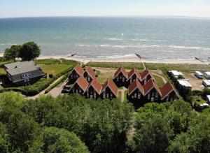 an aerial view of a house near the beach at Wave in Rettin