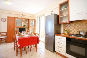 Kuchyňa alebo kuchynka v ubytovaní CASA LUCA Appartamento al centro di Marzamemi vista mare con parcheggio privato
