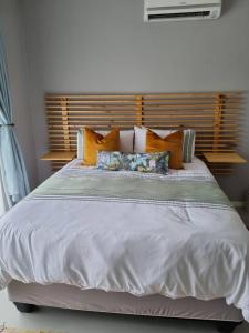 En eller flere senge i et værelse på Villa 13 Maun