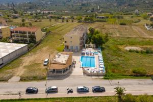 Bazén v ubytování Pothos Hotel Alykes nebo v jeho okolí