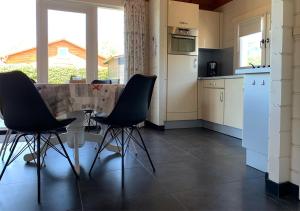 Η κουζίνα ή μικρή κουζίνα στο Chaletparc Krabbenkreek Zeeland - Chalet 214 +6 φωτογραφίες