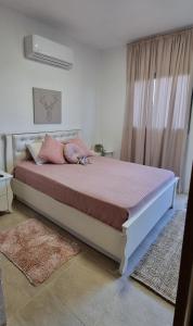 Ein Bett oder Betten in einem Zimmer der Unterkunft ויקטוריה - סוויטת הגן