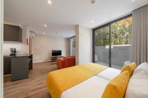 a hotel room with a bed and a kitchen at Monumental Plaza by Petit Hotels in Funchal