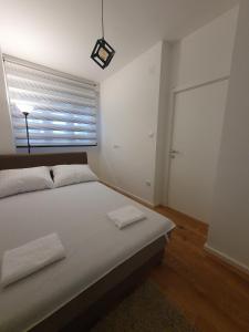 sypialnia z dużym białym łóżkiem i oknem w obiekcie Apartment, Stari Grad, Belgrade w Belgradzie