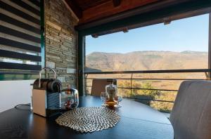 - une table avec des verres à vin et une vue dans l'établissement VORAS 180° VIEW, à Palaios Agios Athanasios