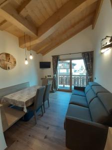 een woonkamer met een blauwe bank en een tafel bij Appartamenti Florin in Livigno
