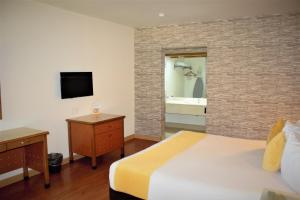 Un pat sau paturi într-o cameră la Hotel Colonial Mexicali