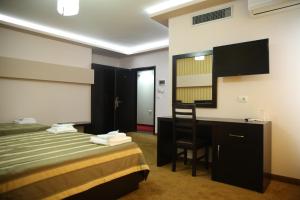 Postel nebo postele na pokoji v ubytování Hotel Pogradeci + 37 fotografií