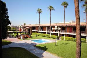 Swimming pool sa o malapit sa Hotel Colonial Mexicali