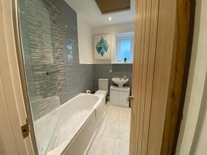 Ванная комната в Judah Suites by Koya Homes - TV Bed Apartment, Central High Street, Free Parking