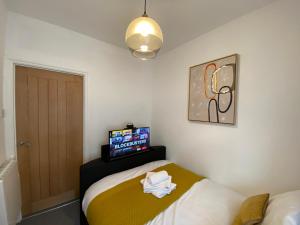 Кровать или кровати в номере Judah Suites by Koya Homes - TV Bed Apartment, Central High Street, Free Parking