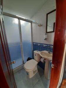 y baño con aseo y lavamanos. en Km0 Hostel en Salento