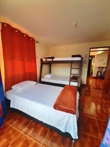 1 Schlafzimmer mit 2 Etagenbetten und einem Spiegel in der Unterkunft Km0 Hostel in Salento