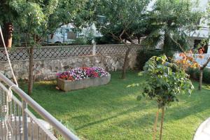 Ein Garten an der Unterkunft Apartments Maria