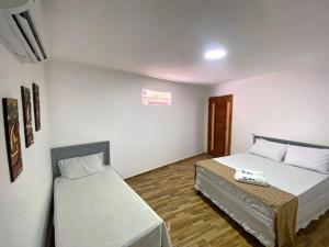 Postel nebo postele na pokoji v ubytování Suites RioMar + 7 fotografií