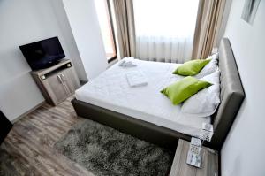 
Un pat sau paturi într-o cameră la Summerland Sea-View Luxury Apartment
