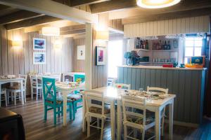 ein Speisesaal mit Tischen und Stühlen in einem Restaurant in der Unterkunft Hotel Frutillar in Frutillar
