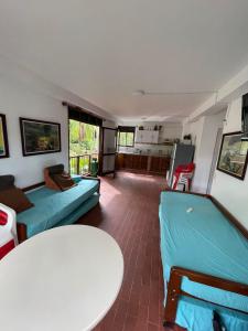een woonkamer met een bank en een tafel bij Hostería tropical la florida in La Florida