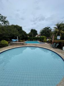 een groot zwembad met een tegelvloer bij Hostería tropical la florida in La Florida