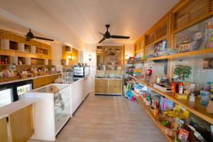 Una cocina o zona de cocina en Lazy Parrot Inn