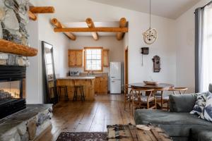 Kuchyň nebo kuchyňský kout v ubytování Black Bear Lodge