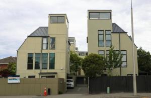 un edificio alto con una recinzione di fronte di City Stay a Christchurch