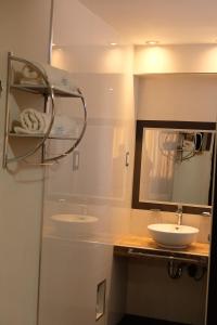 a bathroom with two sinks and a mirror at Hotel Puma'r Tacna in Tacna