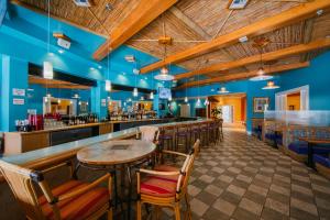 Ο χώρος του lounge ή του μπαρ στο Holiday Inn Club Vacations Cape Canaveral Beach Resort, an IHG Hotel