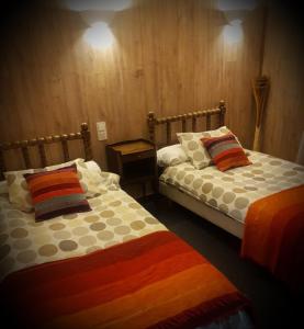 dos camas sentadas una al lado de la otra en una habitación en Mouli Del Riu en Saint-Pierre-dels-Forcats