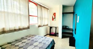 - une chambre avec un lit et une fenêtre dans l'établissement HOM Centro histórico, à Mexico
