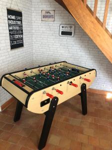 una mesa de futbolín en la esquina de una habitación en Les pieds dans l'eau TROPICANA, en Corné