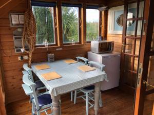 PorkellisにあるEnys Boathouseのキッチン(テーブル、椅子、冷蔵庫付)