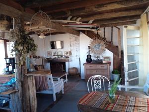Zimmer mit einer Küche mit einem Tisch und einem Esszimmer in der Unterkunft El Rancho de arenas de Jose Ignacio in José Ignacio