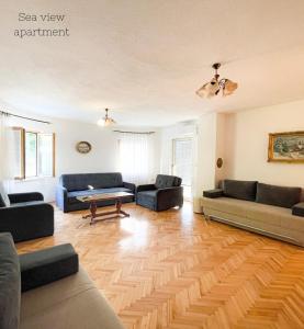 ein Wohnzimmer mit 2 Sofas und einem Tisch in der Unterkunft Vacation Rentals Croatia in Split