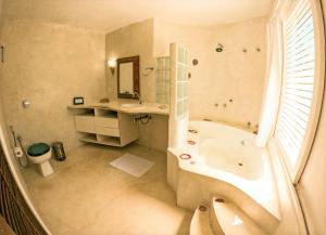 伊利亞貝拉的住宿－Casa Janaina，白色的浴室设有浴缸和水槽。