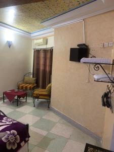 Una televisión o centro de entretenimiento en Bab Al Madina