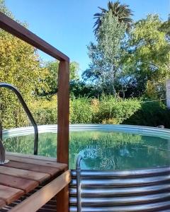 una piscina con terraza y un banco junto a ella en Oveja negra en Vagues