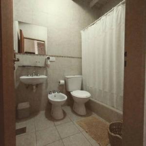VaguesにあるOveja negraのバスルーム(トイレ、洗面台付)