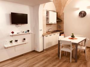A kitchen or kitchenette at Mastropaolo42 Luxury B&B