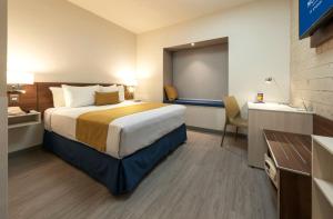 Una cama o camas en una habitación de Microtel Inn & Suites by Wyndham Guadalajara Sur