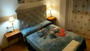 - une chambre avec un lit doté d'une grande tête de lit dans l'établissement Icon Center, à Almería