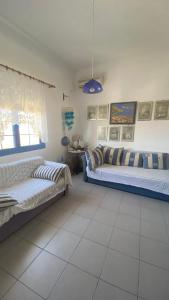 佐努薩島的住宿－Comfortable house with seaview in Donousa，一间设有两张床和一张桌子的房间
