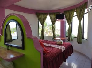 Postel nebo postele na pokoji v ubytování Hotel Real del Quijote a sólo 50 metros de la playa