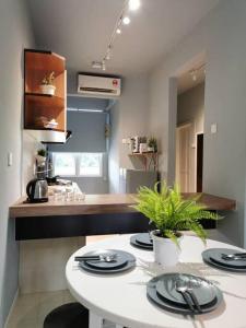 A kitchen or kitchenette at Cozy NEAR-BEACH Apartment ~The Napping House 海滨公寓~